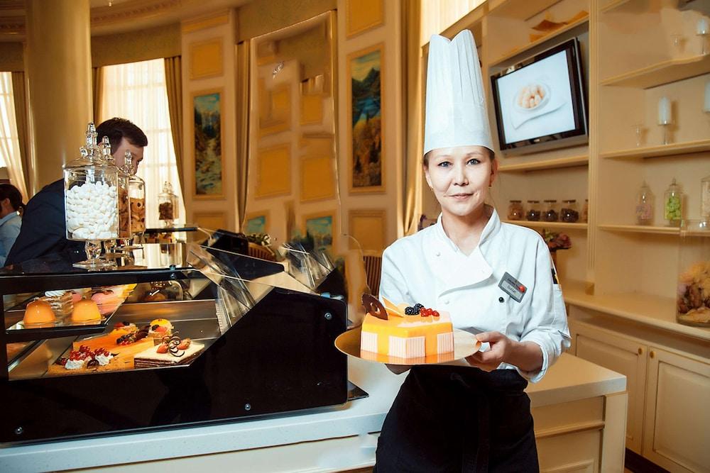 Royal Tulip Almaty Hotel Exterior foto